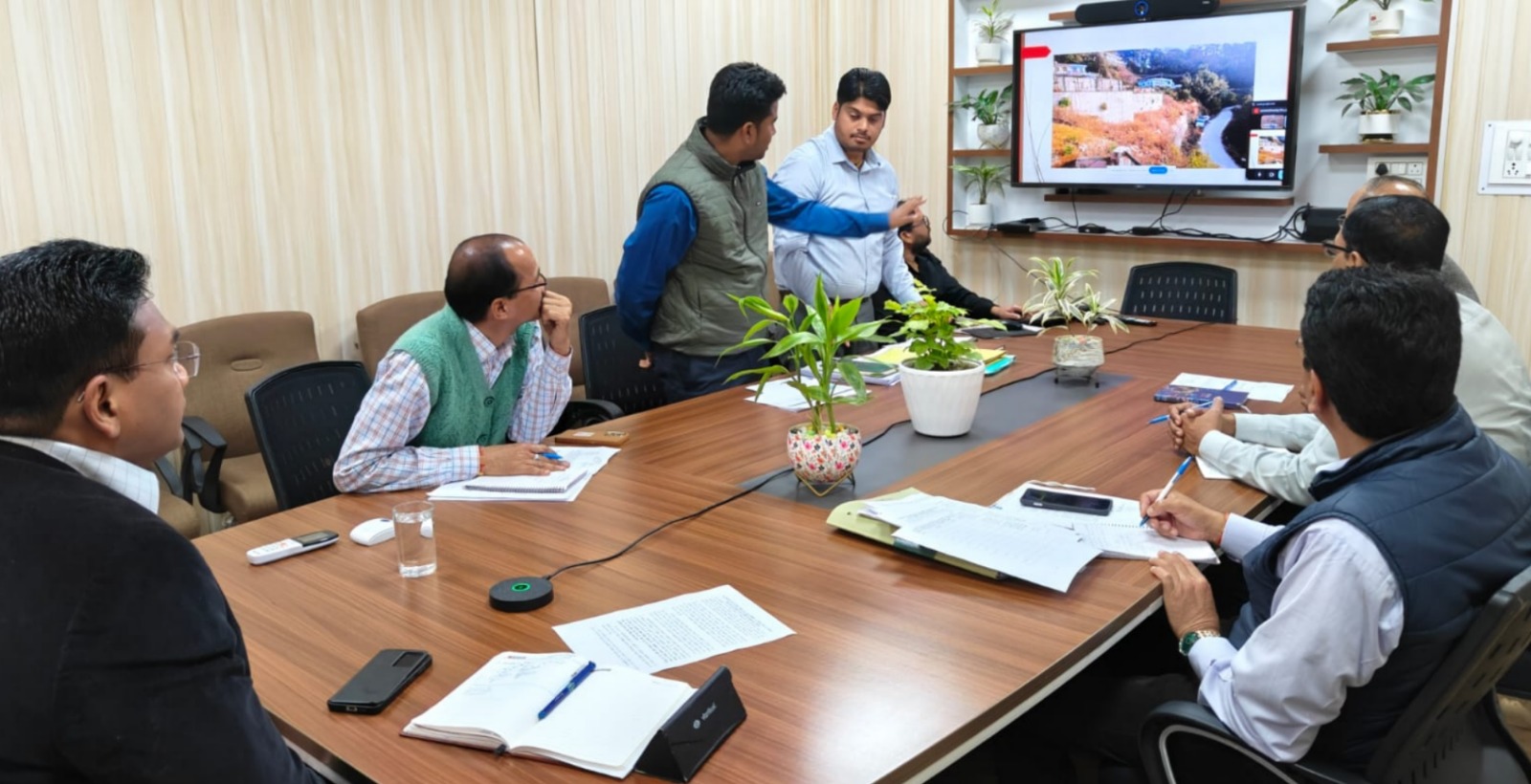 धामी सरकार का 'मिशन पहाड़': चमियाला में खुलेगा पार्किंग का रास्ता, डीडीहाट में बनेगा हाईटेक टैक्सी स्टैंड; सचिव आवास ने कसी कमर